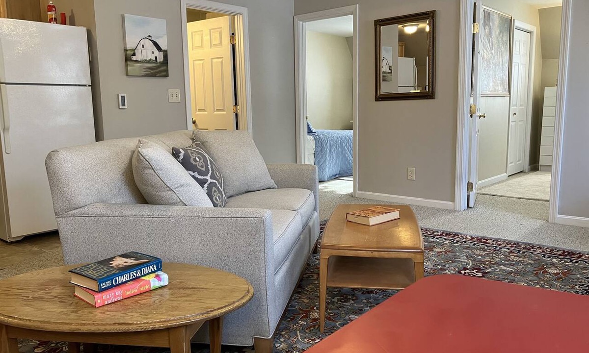 Newmarket Apartment | Tidy 2-Bed w/Parking!🚗Wine!🍷UNH👩🏻‍🎓