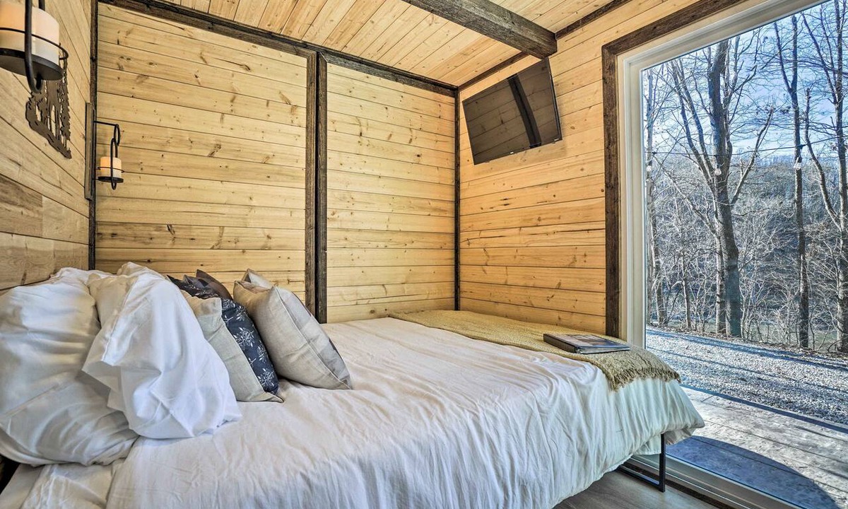 Loudonville Apartment | Tiny Home w/Hot Tub & Mini Highland Cows!