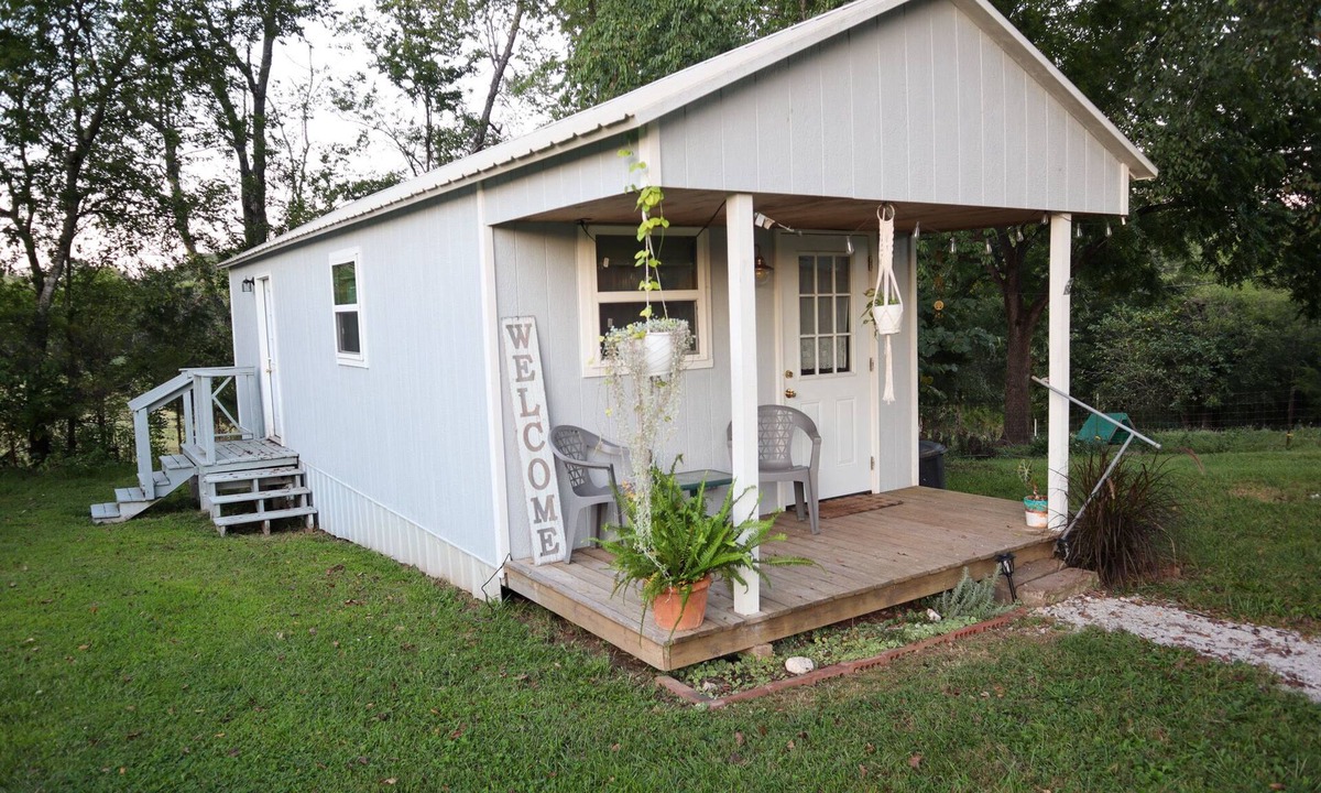 Western Grove Cabin | Tiny House on the Farm: Watch Farm Animals, Near Buffalo River