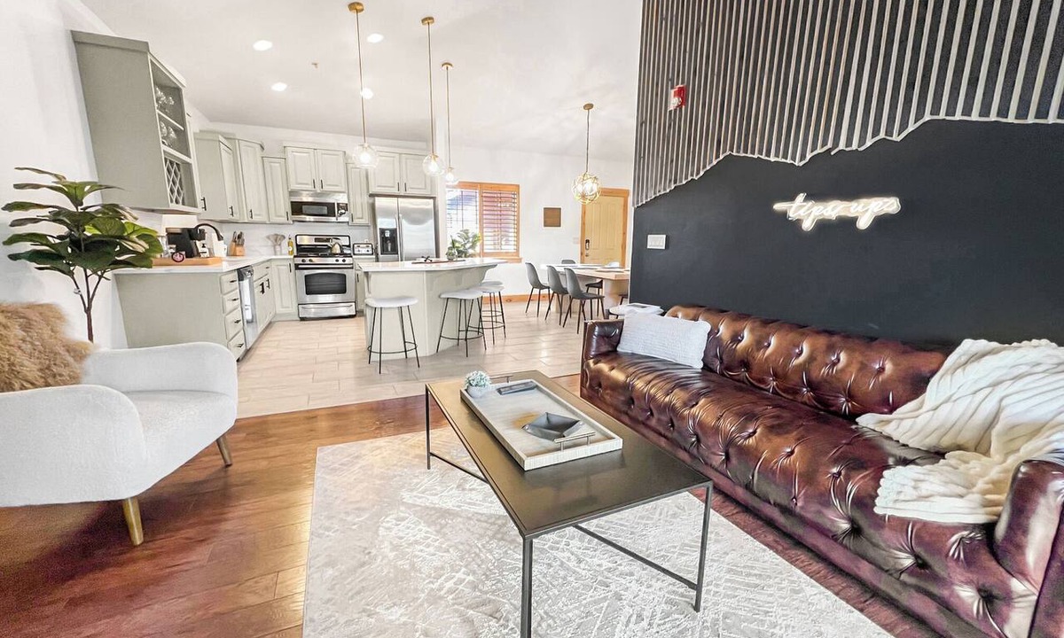 Bear Hollow Village Condo | Top Floor, Elevator, Sleeps 8, steps from Hot Tub