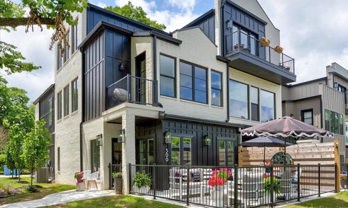 Downtown House | TRAILSIDE AT THE MOMENTARY, Bikers Paradise on Trail, Voted TOP 10 Luxury