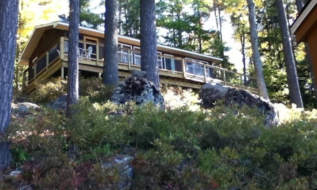 Ellsworth Cottage | Tranquil Lakefront Cottage Near Acadia Nat’l Park.