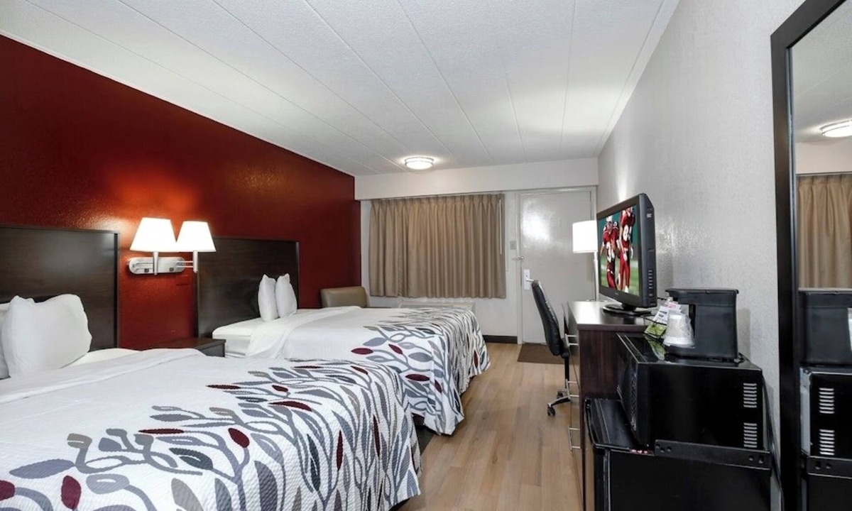 Washington Hotel | Tranquil Room Perfect for Comfortable Work Stays in Pennsylvania - Free Coffee!
