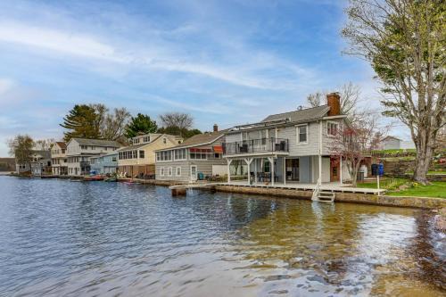 Bolton House | Tranquil Waters: Modern Bolton Escape on the Lake