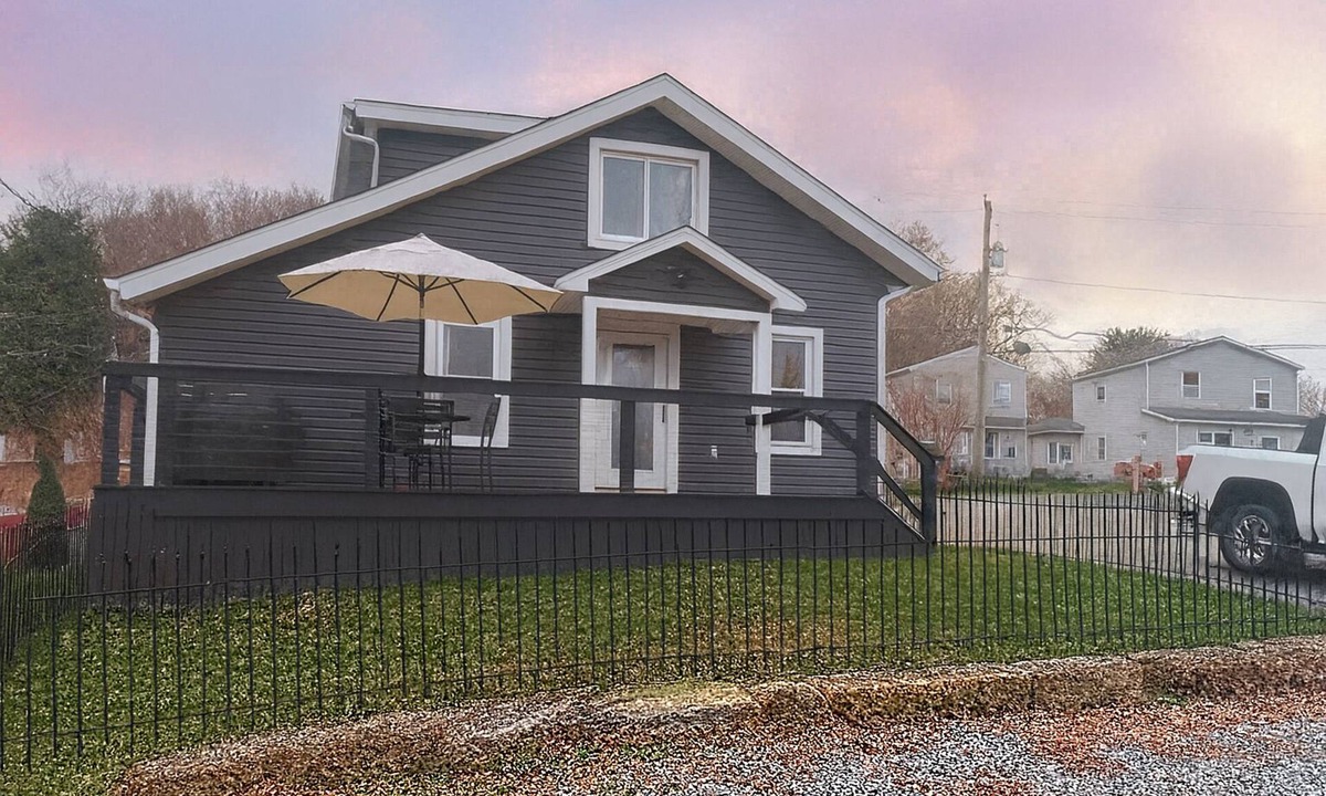Portage Lakes House | Traveling Professional's Paradise portage lakes Akron canton area dog friendly!