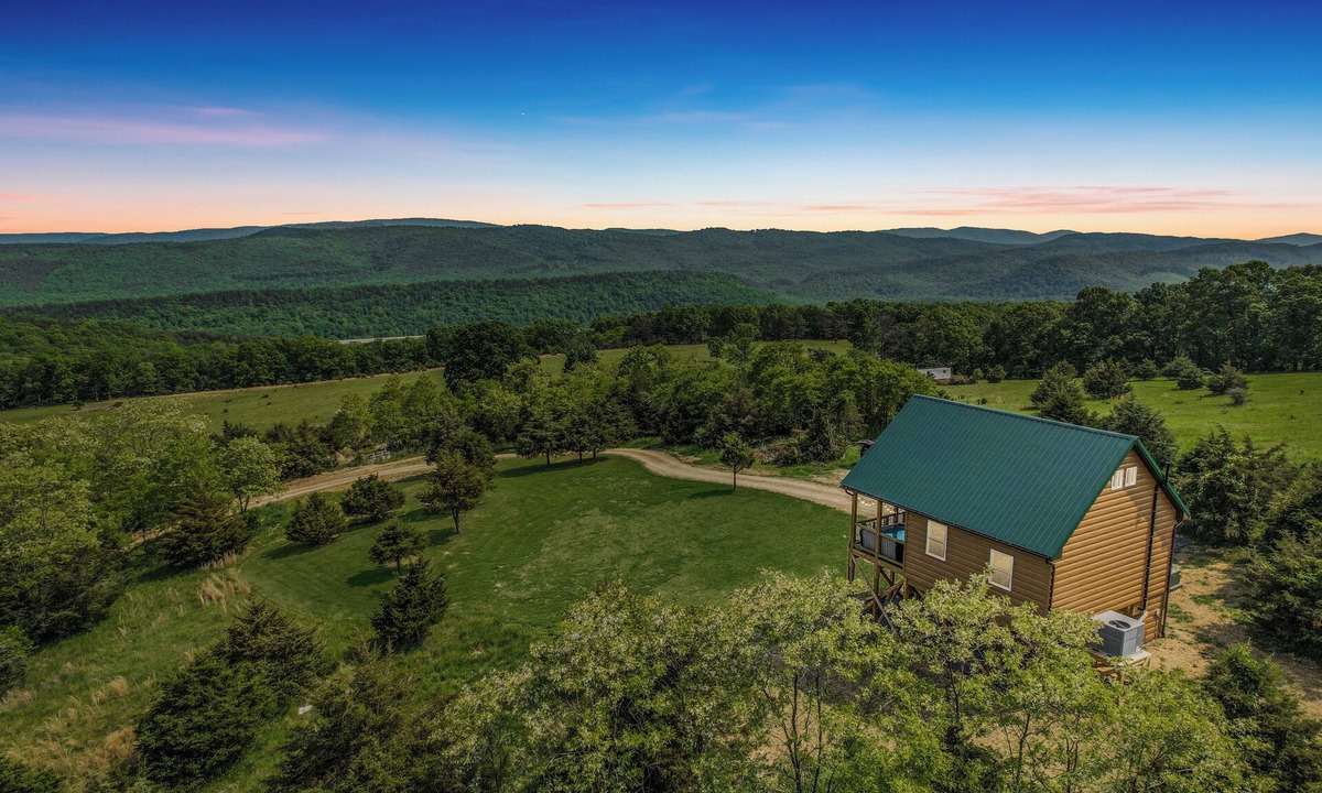 Wardensville Cabin | Treehouse with HOT TUB and a VIEW!