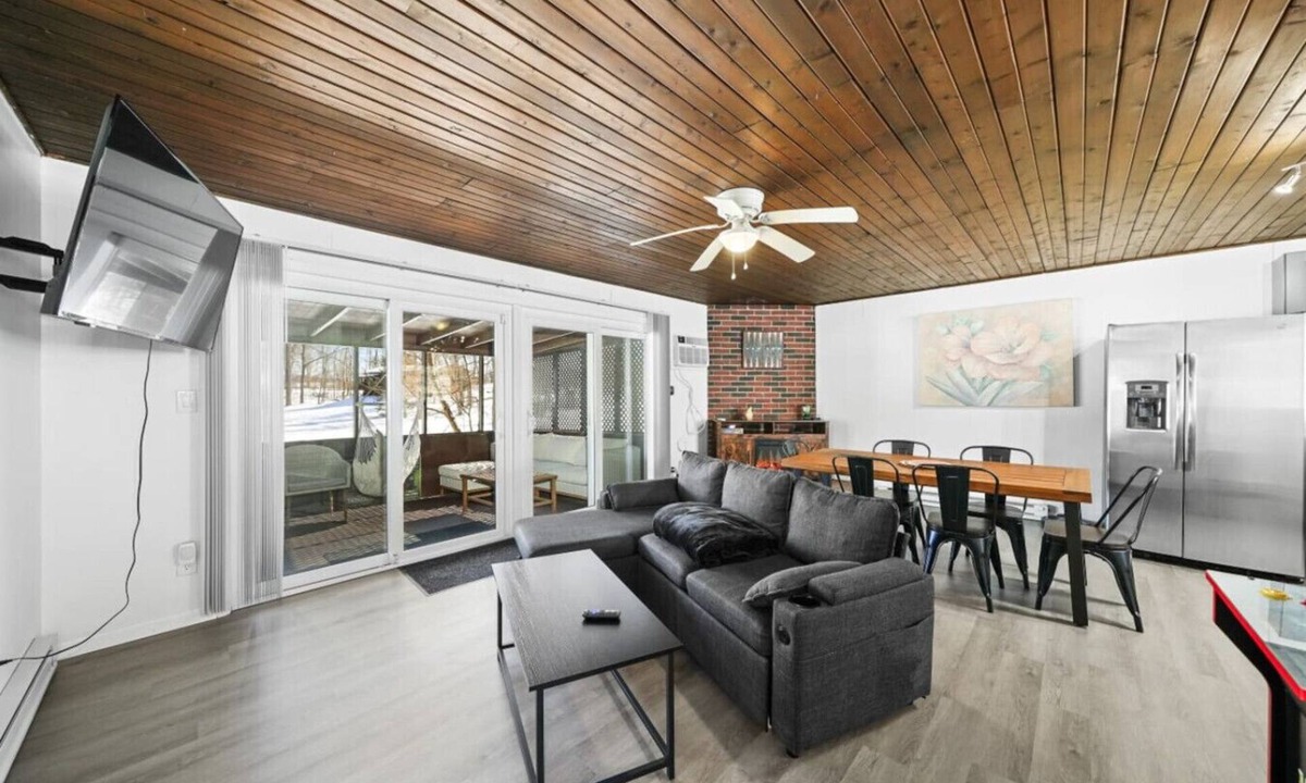 Streetsboro Cabin | Turkey Trot At Heron Hill Retreat Hot Tub On Lake!