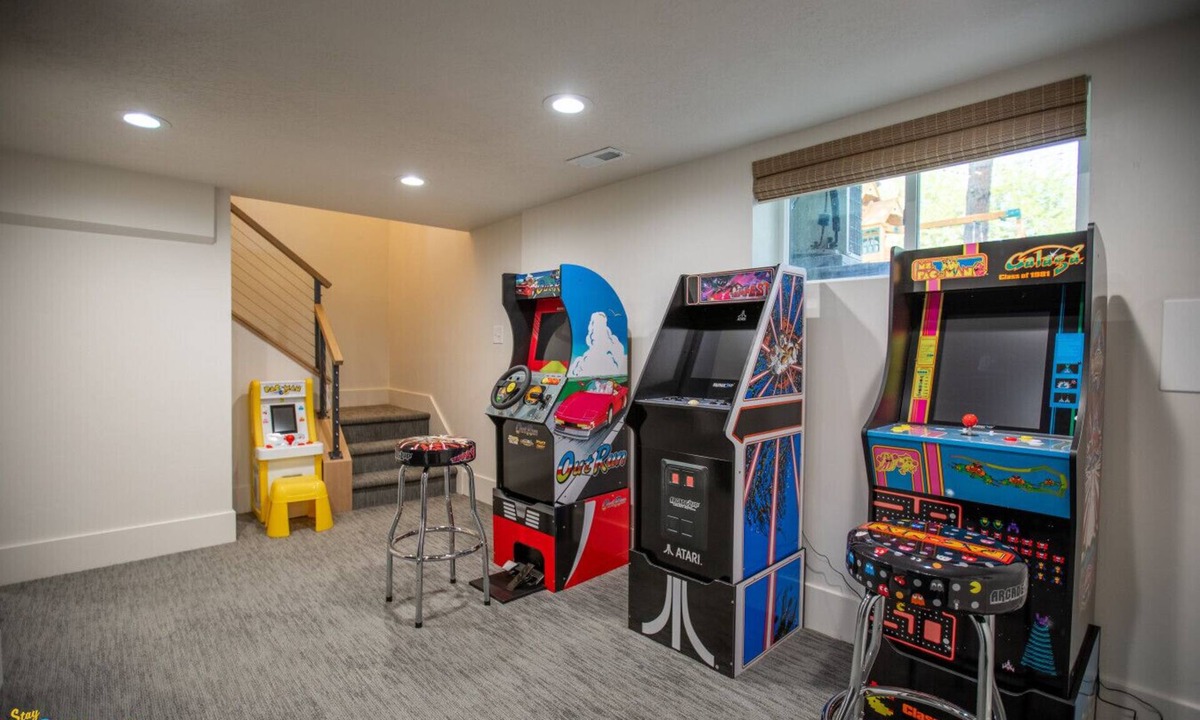 Lakeview House | Ultimate Family Getaway ~ Hot Tub, Games & Theater
