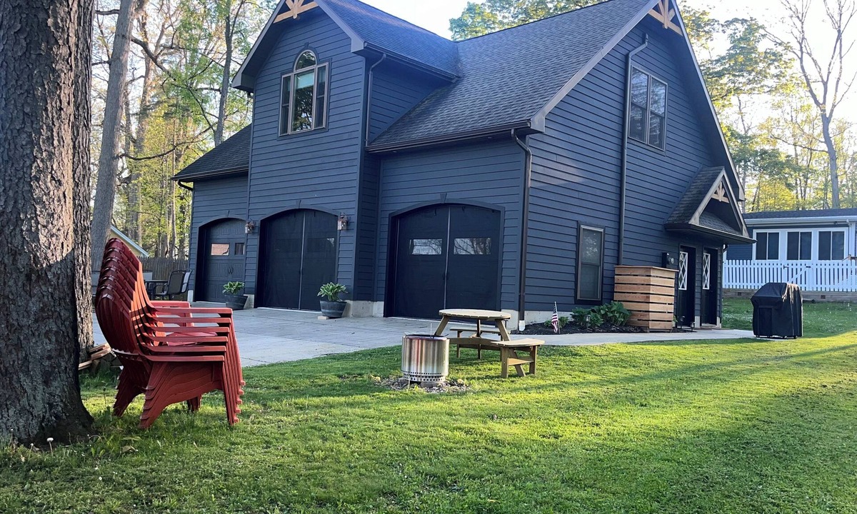 Hunt Cottage | Unique cottage on Silver Lake. Golfing, boating, hiking and more!