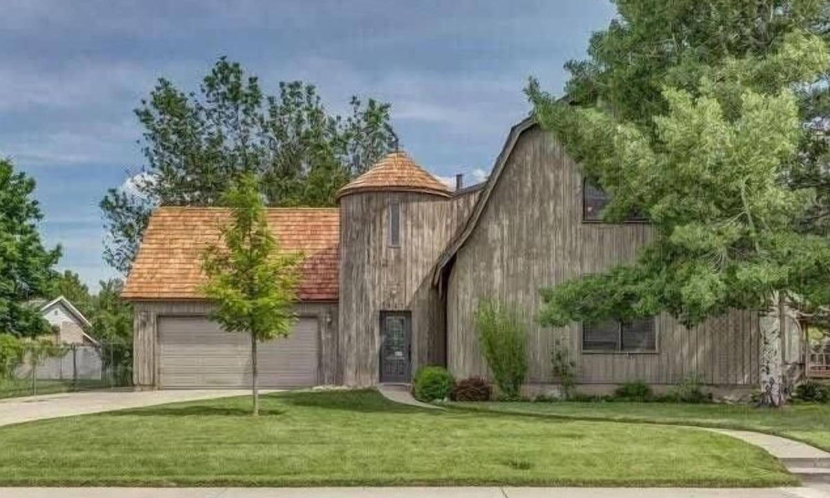 Orchard North House | Unique Getaway | Hot Tub & Waffle Breakfast!