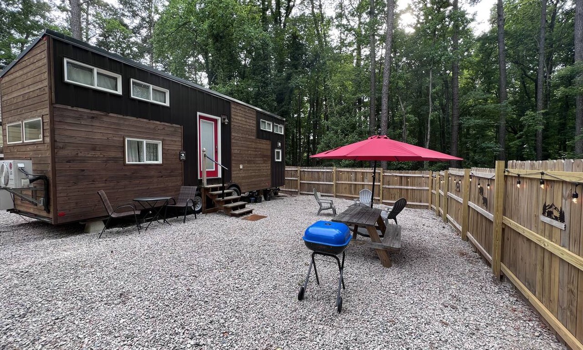 North Raleigh House | Unique Tiny Home Escape! Fully Equipped & Relaxing, Privacy-Fenced Outdoor Space