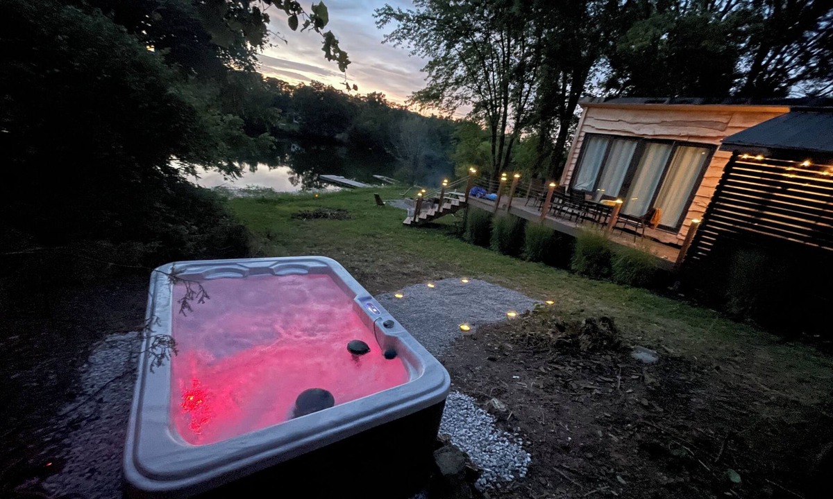 Odessa Cabin | Unplug and unwind in this charming loft cabin nestled on the water’s edge.