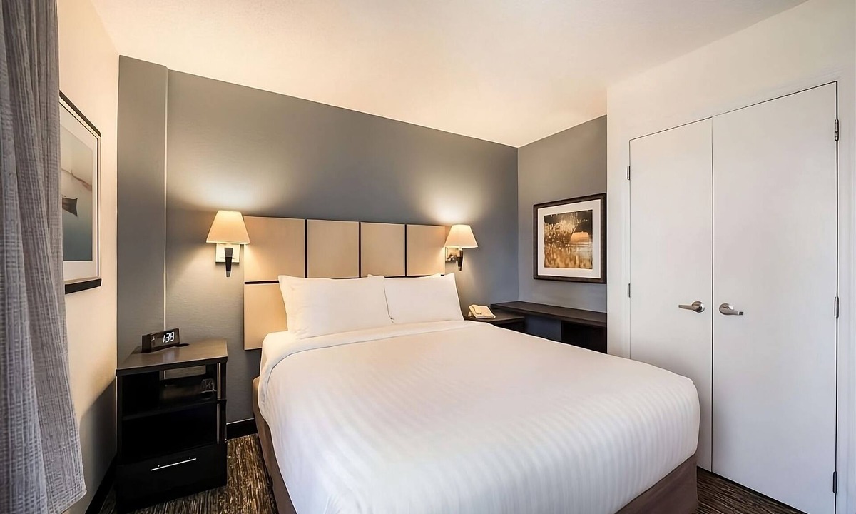 North Arlington Hotel | Unwind & Relax! Close to International Wildlife Park! Onsite Parking, Pool!