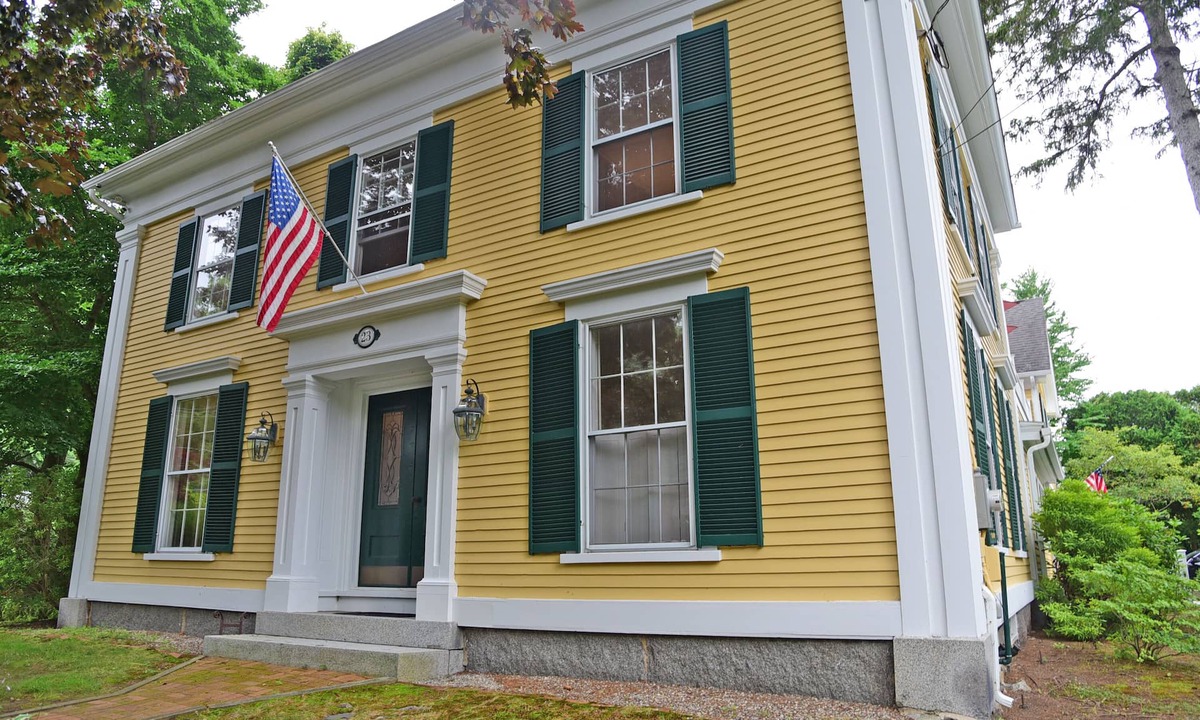Kennebunk House | Updated 5 Bedroom, 3.5 Bathroom, Walk to Dock Square & 3/4 mile to Goochs Beach!