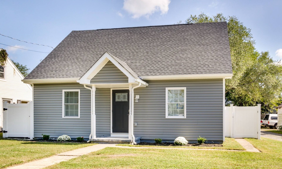 Salisbury House | Updated Home - Walk to Salisbury University!