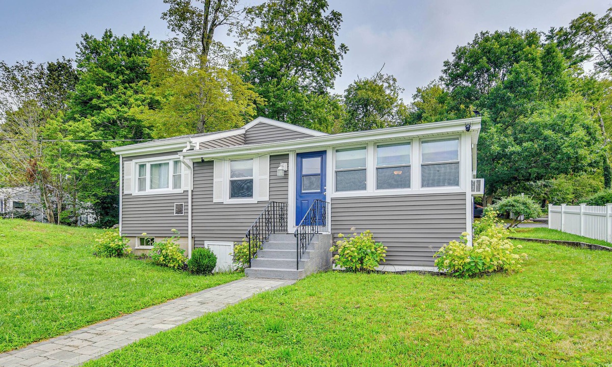 Lakeville Cottage | Updated Lakeville Cottage w/Access to Long Pond