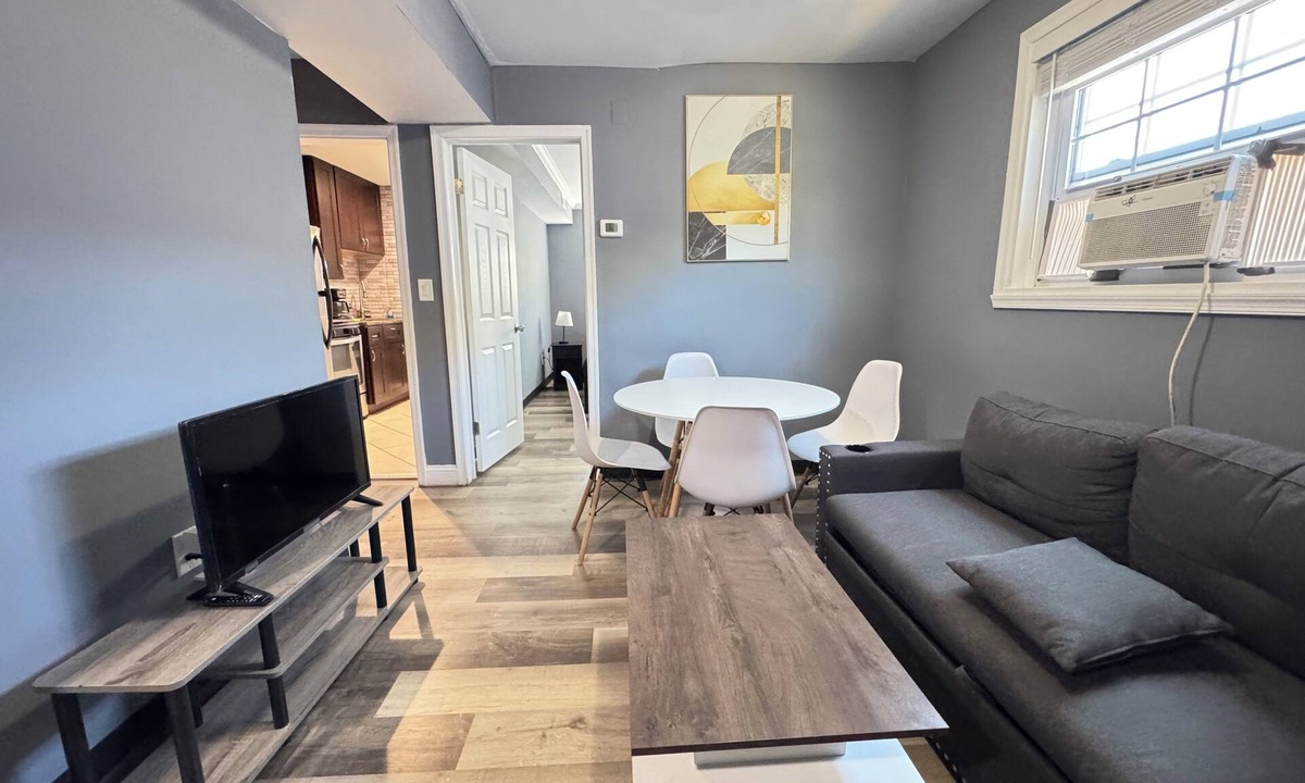 Anacostia Apartment | Updated Modern Apartment 2BR Easy Parking