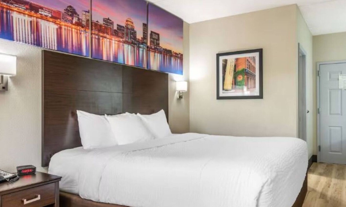 Jeffersontown Hotel | Upgraded King Bed Room Near Wetherby Park | Free Parking & Pool Access!