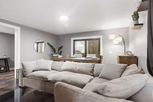 Shadyside Apartment | Upscale 2 Story Apartment with 8 beds and Free Parking, walkable to S Highland ave