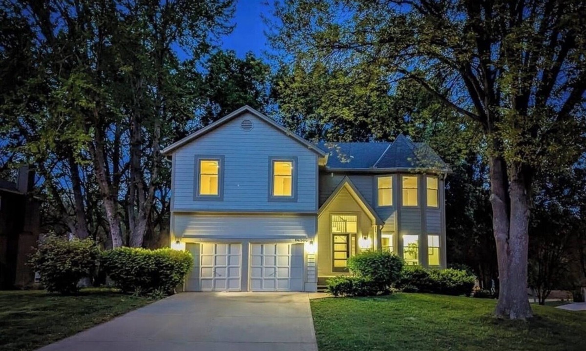 Olathe House | Upscale 5-bedroom with 9 beds & Game Room in Olathe