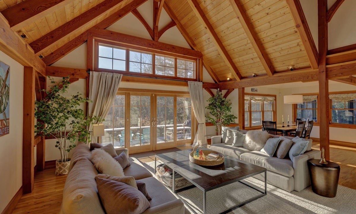 Newbury Ski Chalet | Upscale luxury 5 Bedroom Sunapee retreat 3 min from Lake and Mountain + Jacuzzi