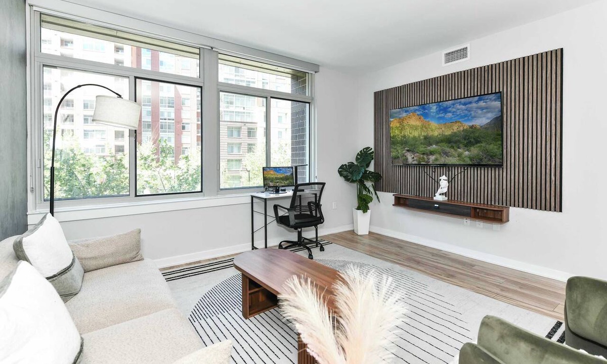 Crystal City Apartment | Urban 2BR Getaway with Rooftop Views, Gym & Parking