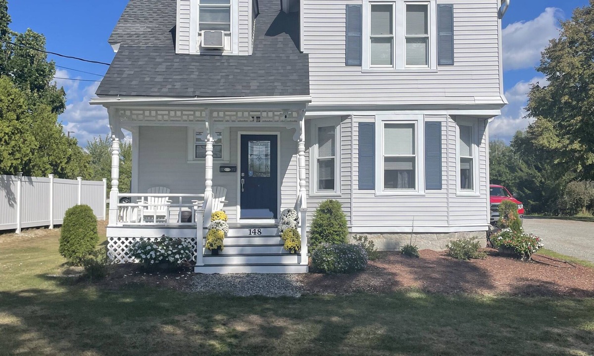 Orono House | Very Spacious 5-bedroom, 3 bath house... Walk onto UMaine campus