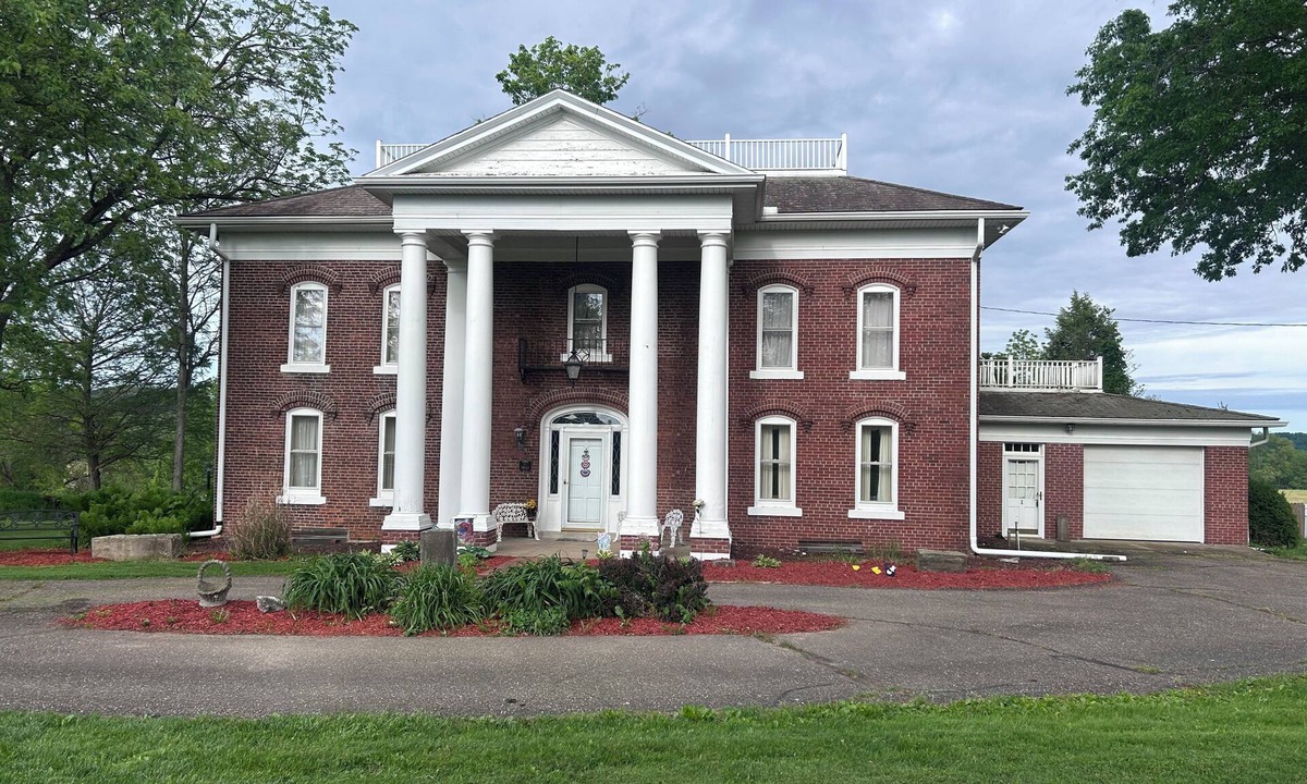 Somerdale House | Victorian Oasis home in Mineral City, near Atwood - Deer Hunting - Hot Tub