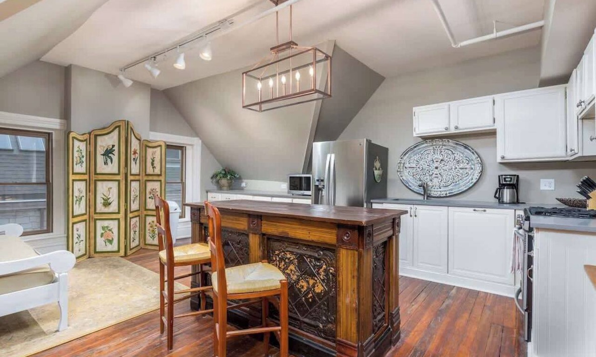 Westside North Apartment | ★ Views ★ Walk to Downtown ★ Lux King Bed ★ WIFI ★