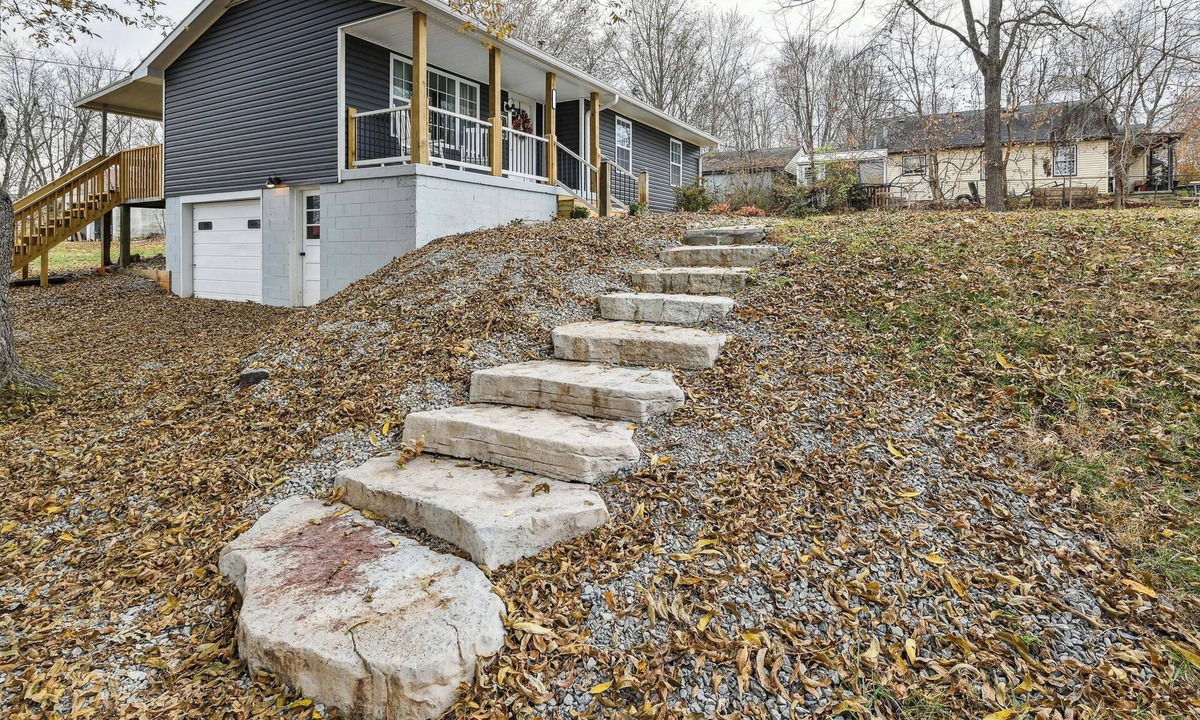 Vine Grove Cottage | Vine Grove Home w/Deck, 4 Mi to Saunders Springs!