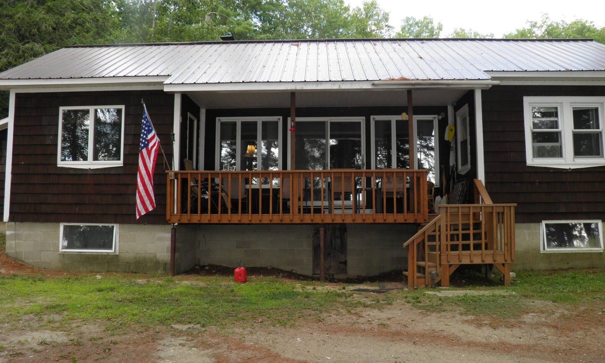 Livermore Cottage | Vintage Rustic Cottage on Brettun’s Pond, boat accessible, PET FRIENDLY!