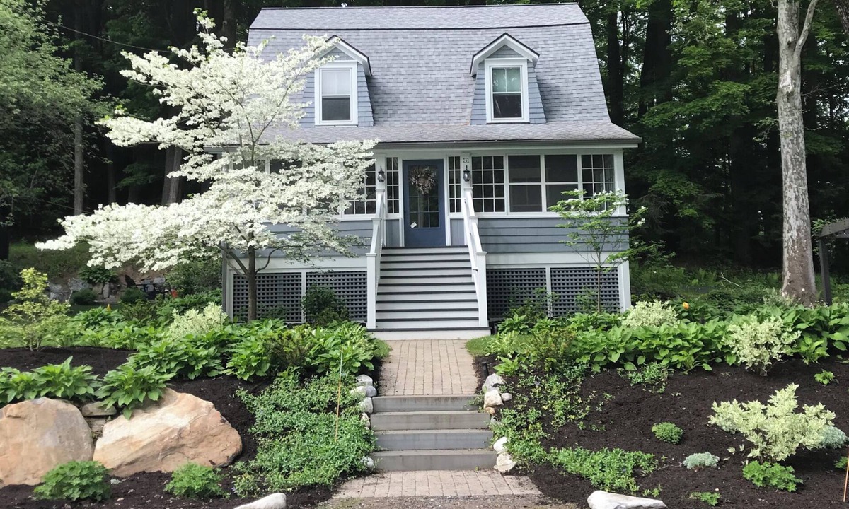 Stockbridge House | Walk into town, soak up sun on enclosed porch & steps away from nature trails!