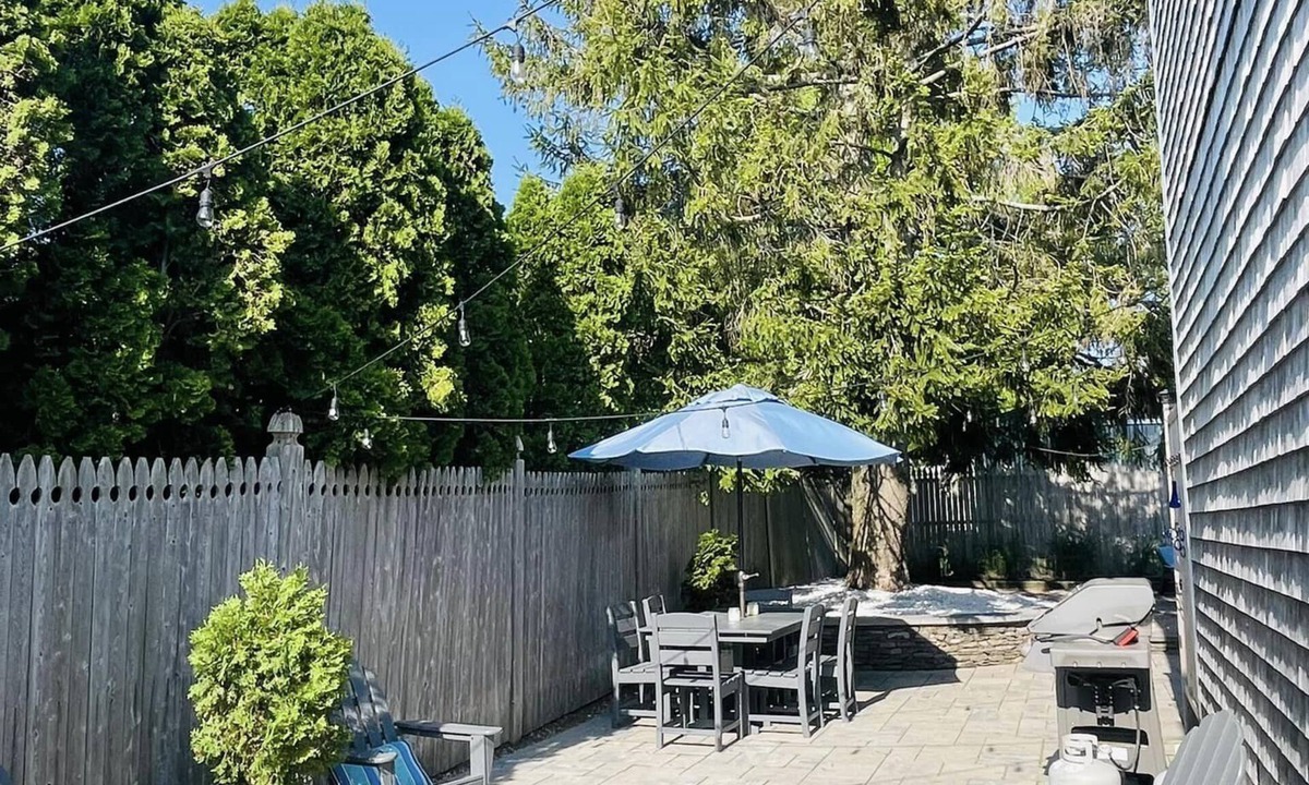 Newport East House | Walk to beach! Great large outdoor patio. Booking Spring/Summer/Fall 2026!