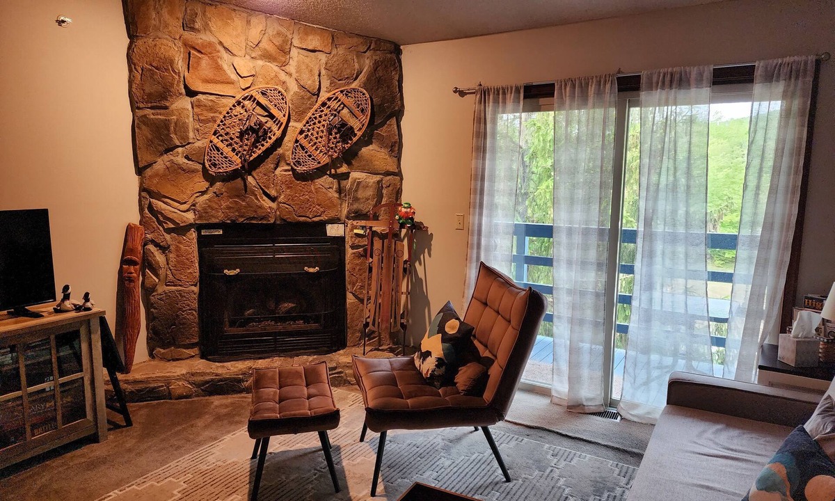 Timberline Condo | Walk to Dolly Sods, Balcony Mountain Views + Gas Grill & Jacuzzi Tub! 3rd Fl.