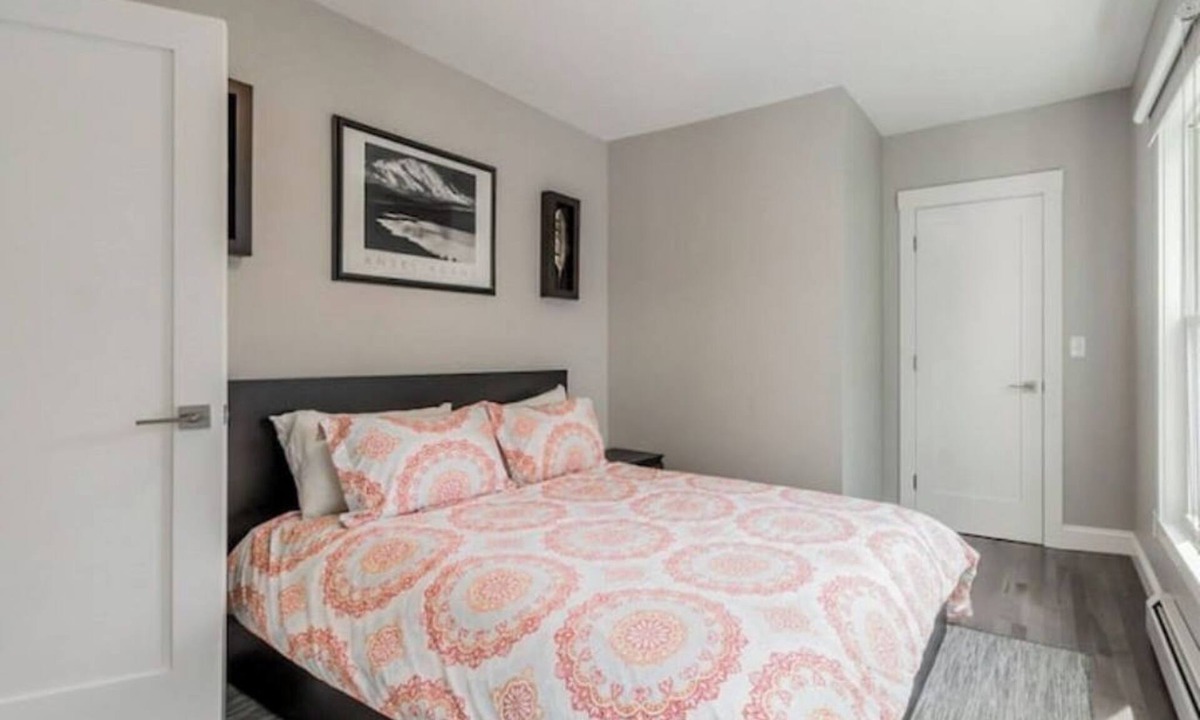 East End Condo | Walk to East End Beach/2BR King Beds/Pet Friendly