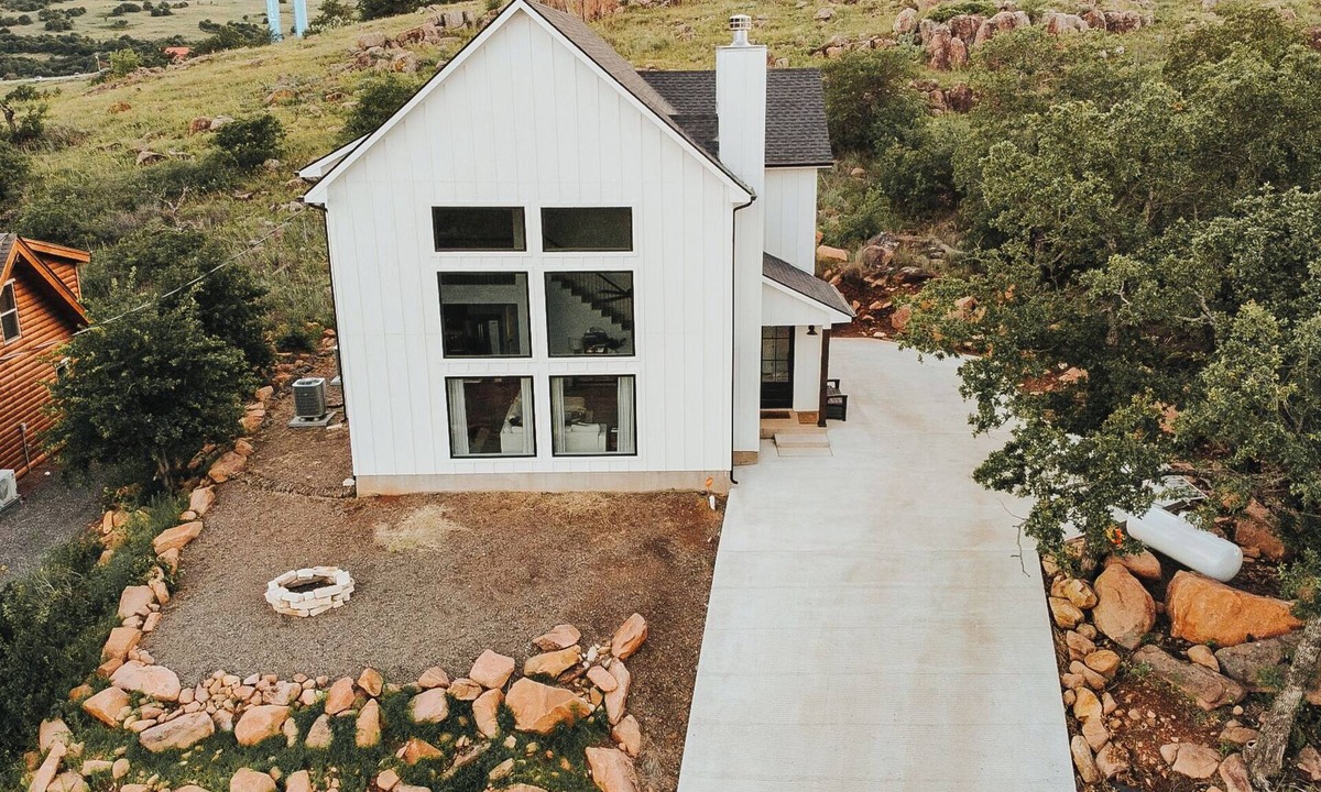 Medicine Park House | Walk to Medicine Park. Mountain View’s + Fire Pit. Spacious Home Sleeps 8
