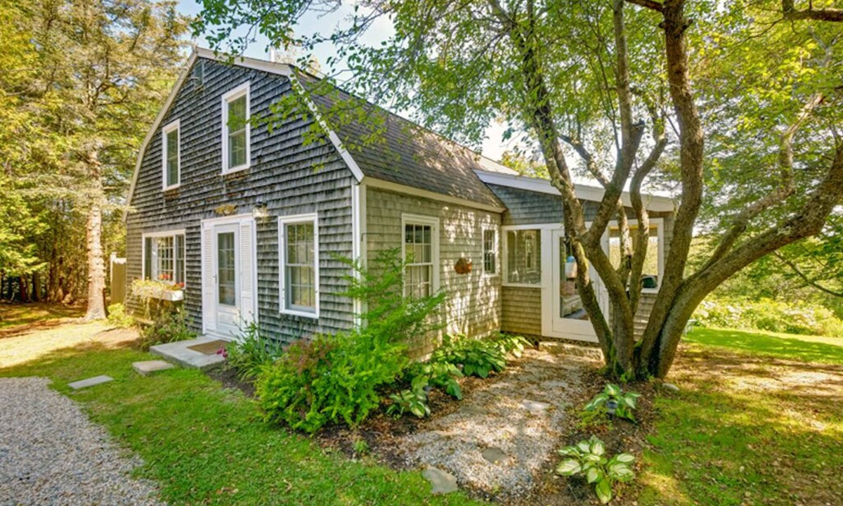Bernard House | Walking distance to Back Beach, comfortable, well-stocked w/fire-pit and grill!