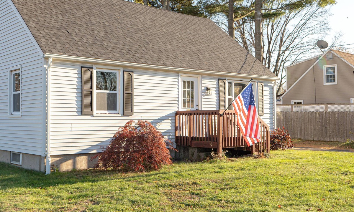 Southington House | Warm Cozy Stylish Stay