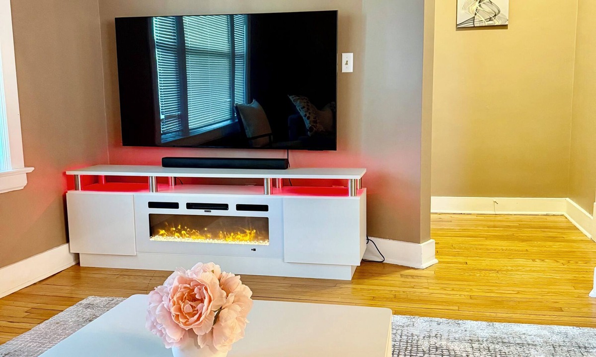 Summit - University House | Warm & Inviting Fresh 2BR With All Essentials Central St.Paul Stay
