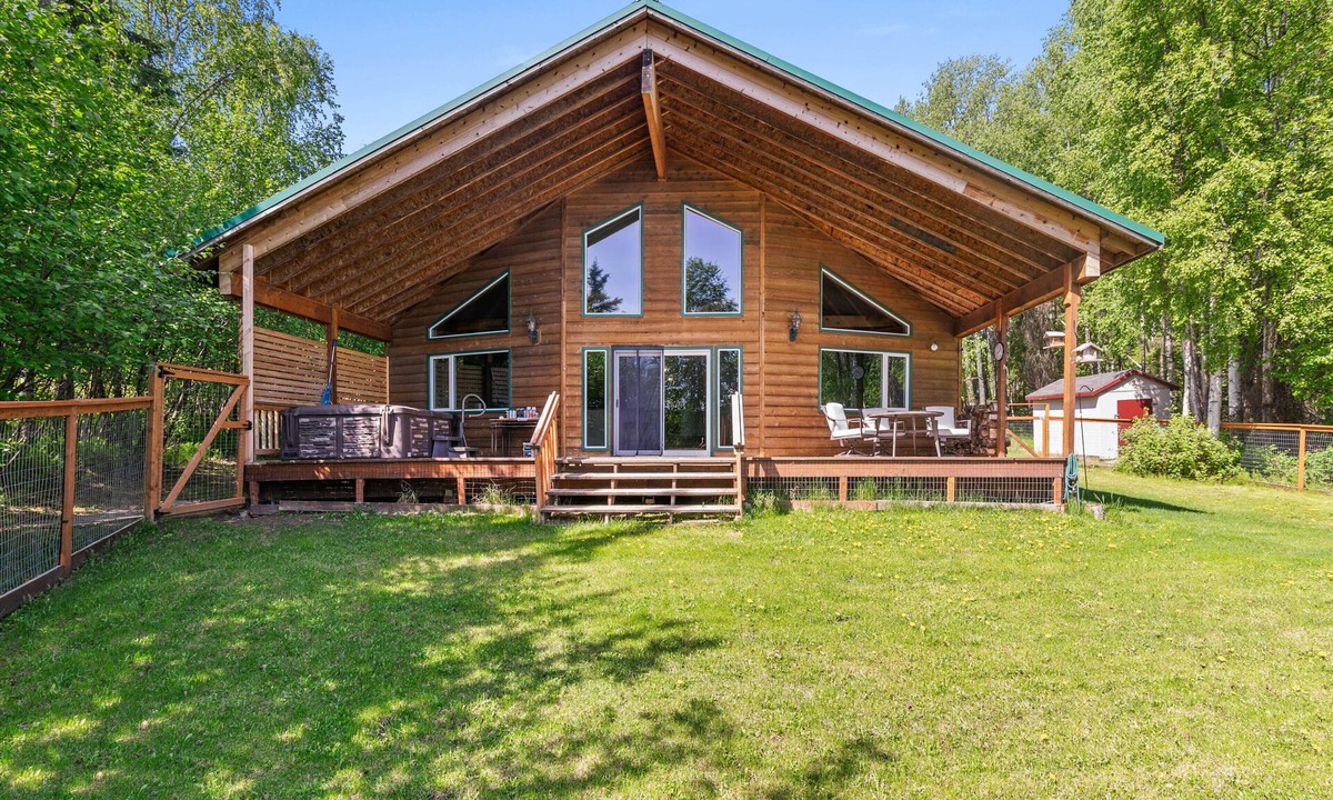 Houston Cabin | Wasilla 'Spruce Moose' Cabin: Lakefront + Hot Tub!