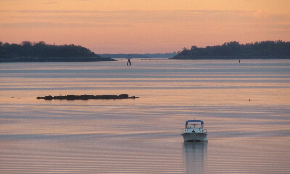 Quincy Apartment | Waterfront Boston/Island views. Kayaks. July through Fall dates available