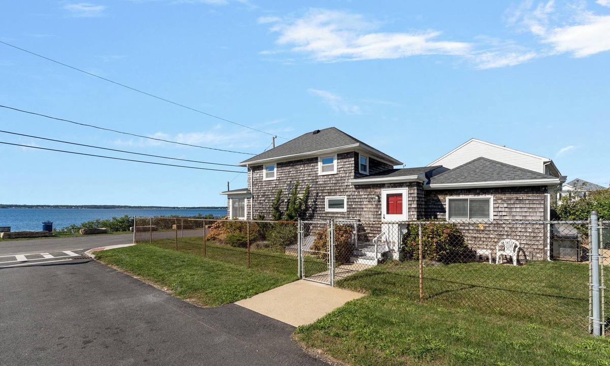 Fall River Cottage | Waterfront Cottage On Mount Hope Bay
