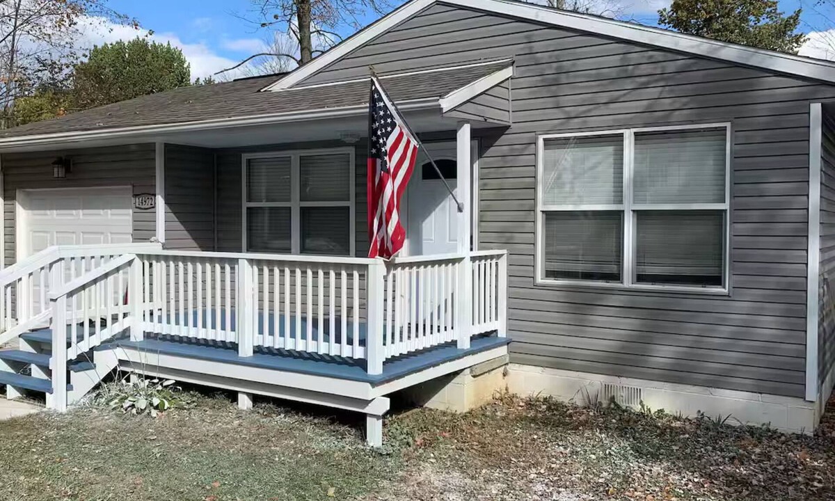 East Fultonham House | Waterfront cottage w/private boat slip & hot tub @ Buckeye Lake