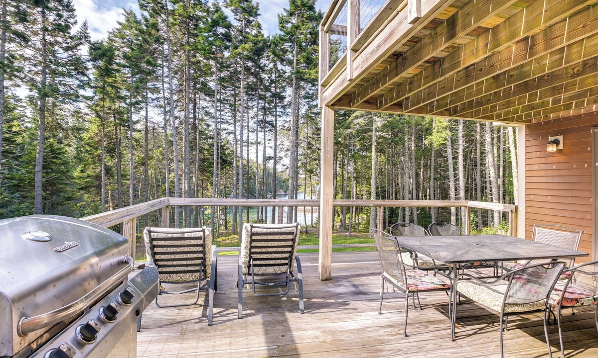 Deer Isle Cottage | Waterfront Deer Isle Retreat w/Fire Pit!