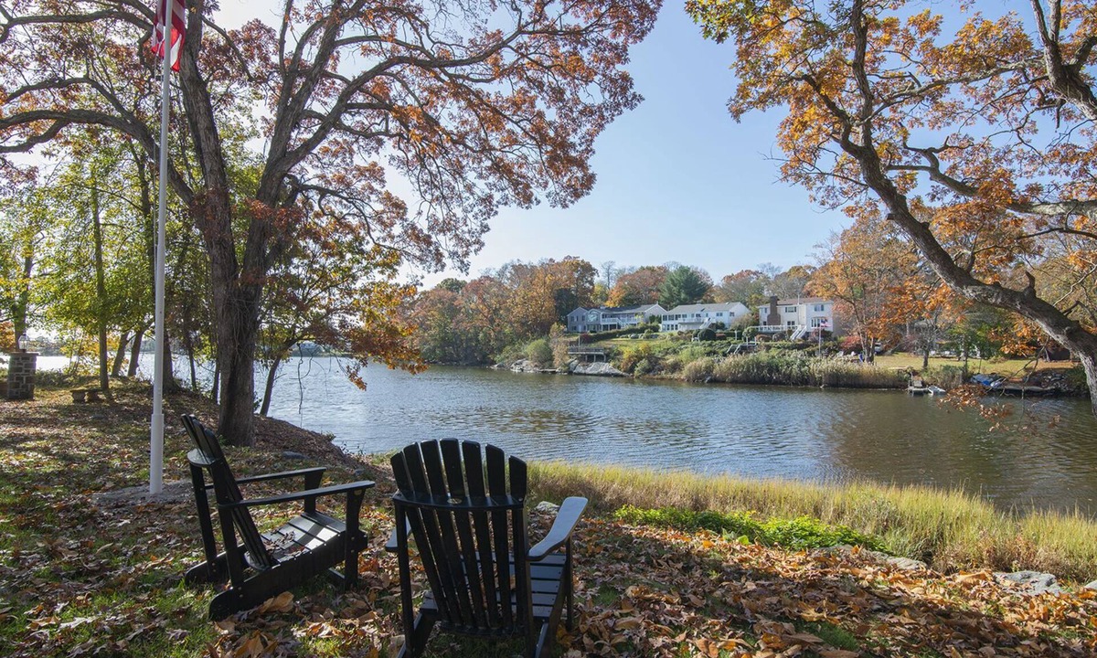 New London Villa | Waterfront Holiday Vacation Villa New England - 2 min from Ocean W/fireplace
