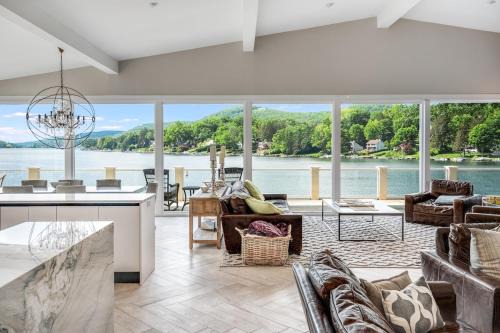 New Fairfield Villa | Waterfront Lakehouse