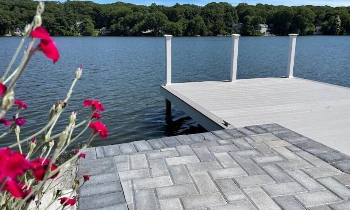 Wrentham House | Waterfront Lakehouse near MAJOR INTERNATIONAL SPORTING EVENT Gillette Stadium, central to Boston & Providence