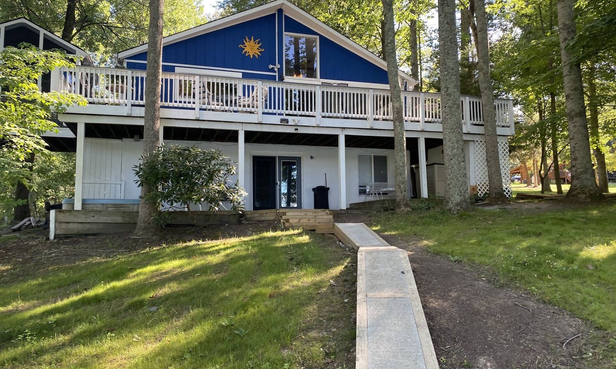Livingston House | Waterfront Main Level Queen Room