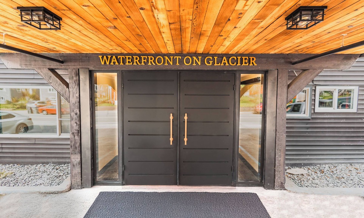 Downtown Juneau Hotel | Waterfront on Glacier