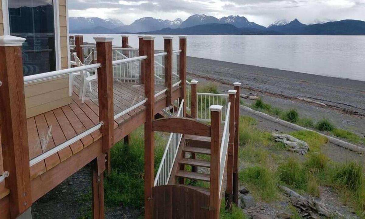 Homer House | Waterfront unit to watch whales with your coffee